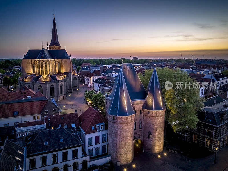 日落时分，老城的Kampen koornmarktsport和Bovenkerk